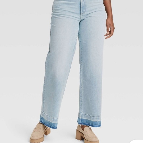 Universal Thread
Women's High Waisted Wide Leg High-Rise Jeans, Light wash short - Picture 2 of 8